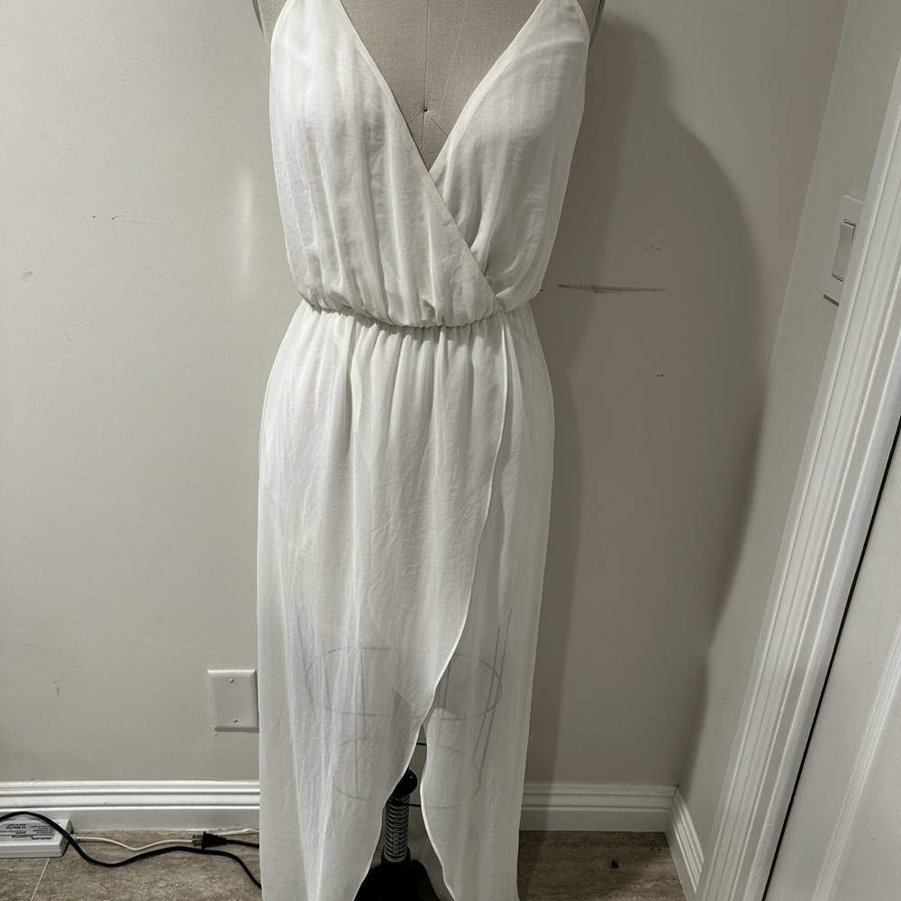 Elegant White Sleeveless Dress